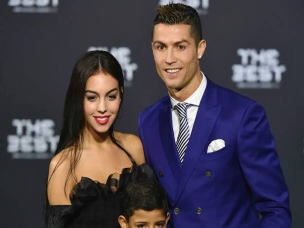 Vợ Ronaldo sinh năm bao nhiêu?