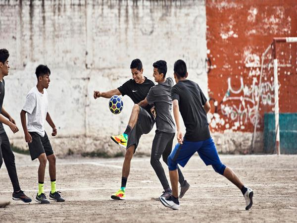 Tại sao cách thở khi đá bóng lại quan trọng?