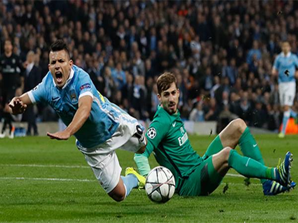Tìm hiểu những lỗi dẫn đến penalty trong bóng đá