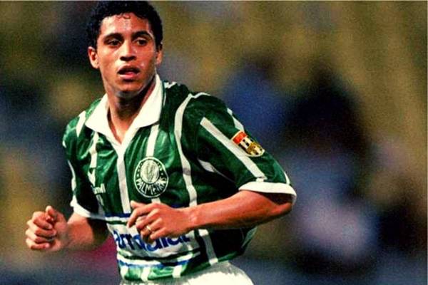 Roberto Carlos khoác áo số mấy? Roberto Carlos khoác áo số mấy?