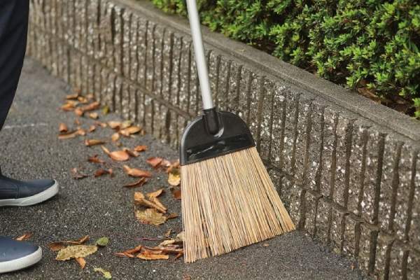 Ngủ mơ thấy quét nhà rồi vứt rác